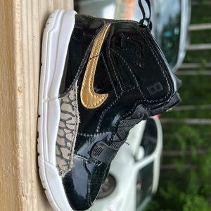 Black and gold shiny high top nike jordan legacy 7c 8/10